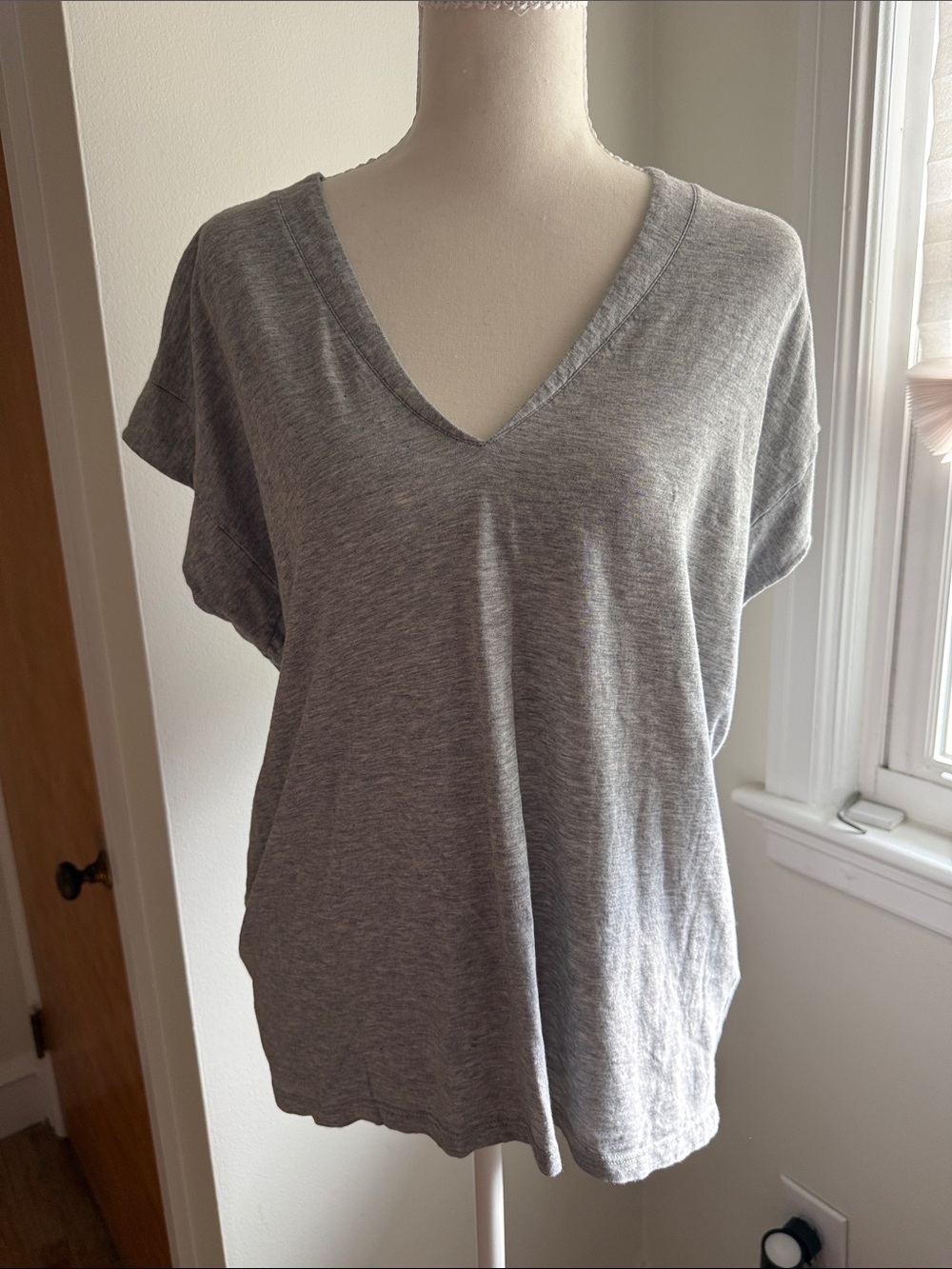 Frame le mid rise V-Neck Women's Tee - Gray